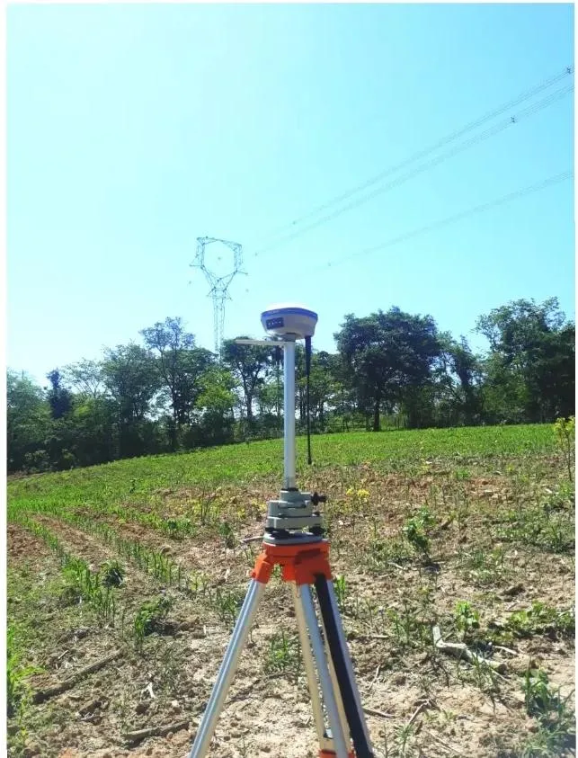 Receptor GNSS RTK sobre tripé durante levantamento de imóvel urbano