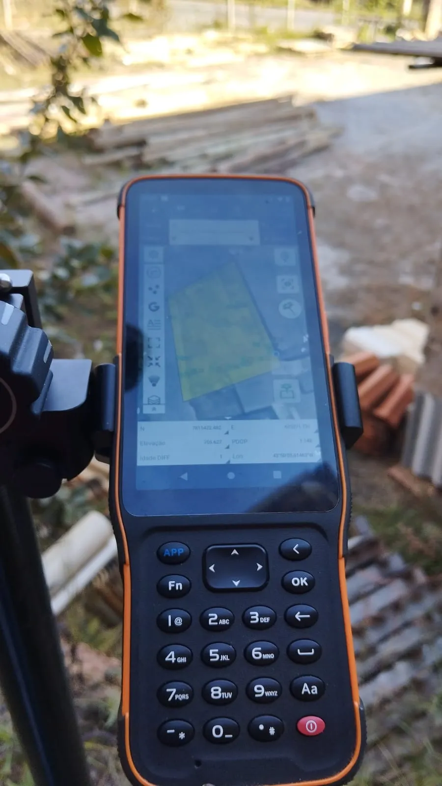 Coletor de dados topográficos em campo durante levantamento planialtimétrico