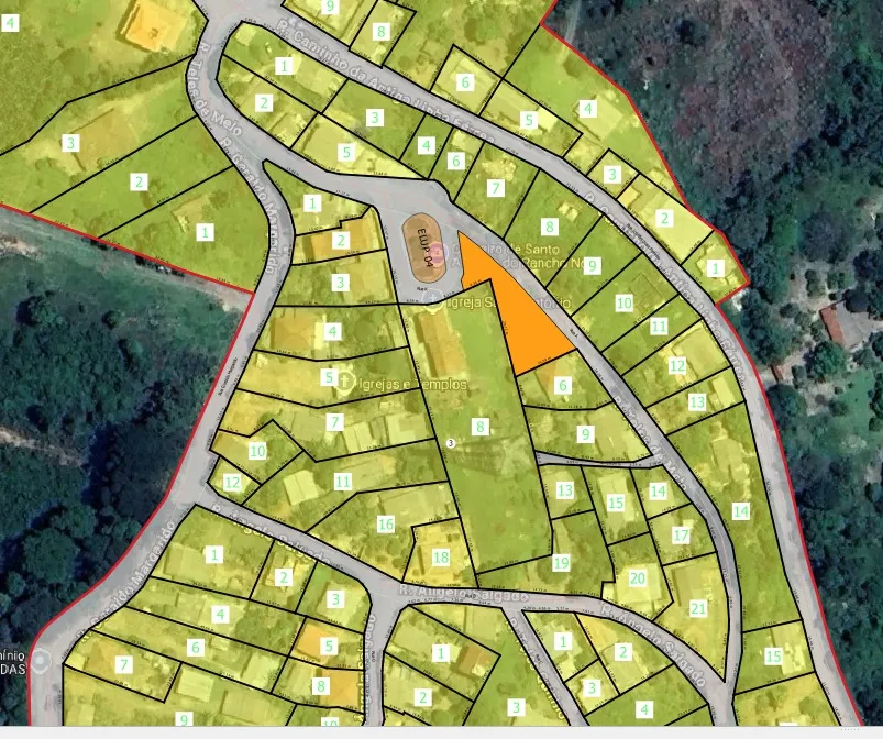 Planta de parcelamento de lotes sobre imagem aérea para regularização fundiária